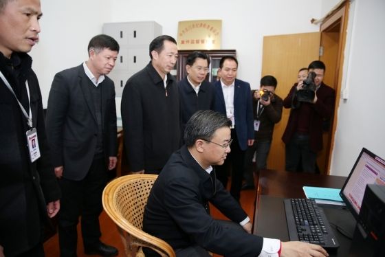 点击放大鼠标滚轮控制大小